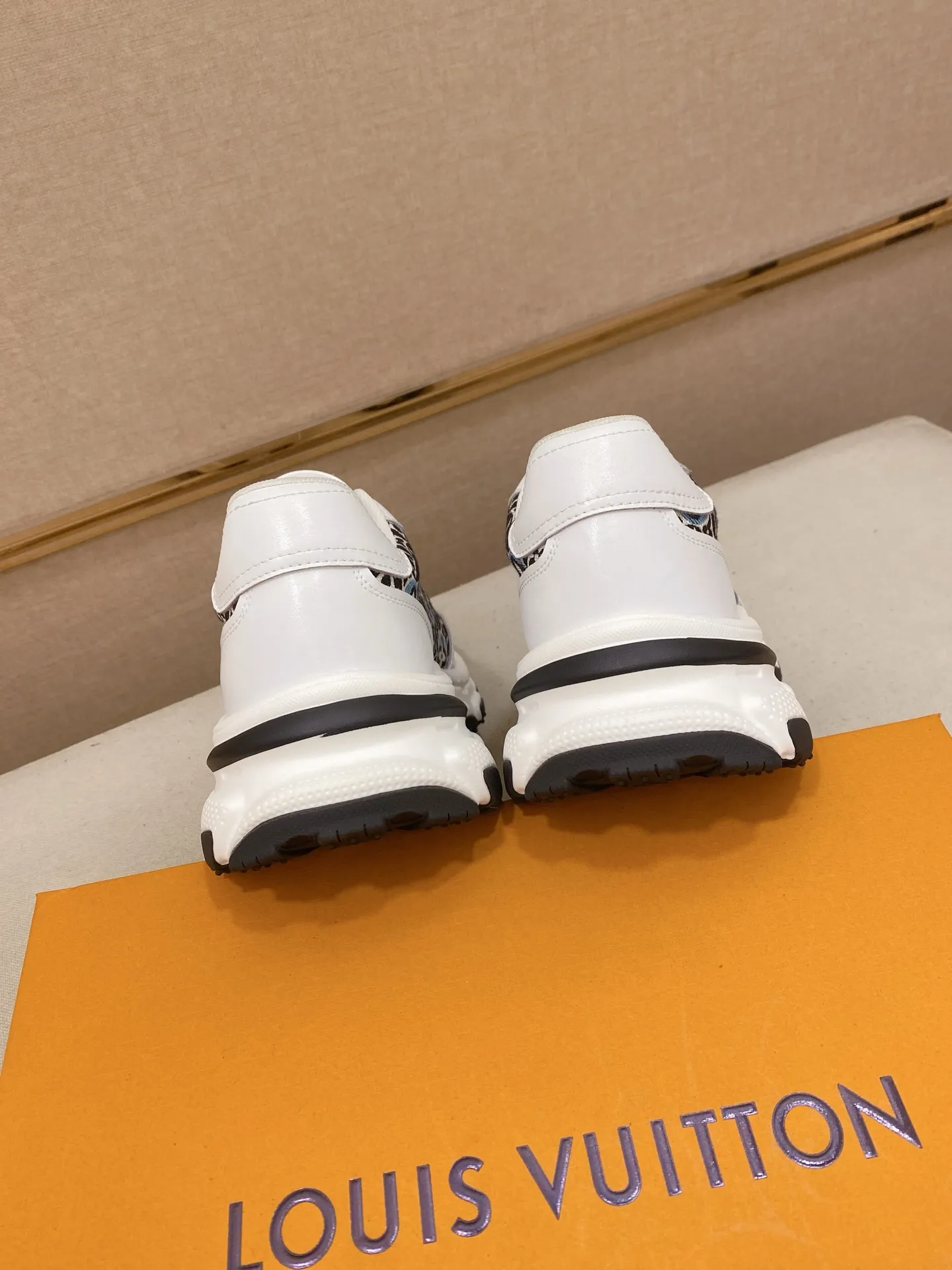 Men's shoes 442💰louis vuitton (Louis Vuitton/lv)🔍🔍The new counters are on sale at the same time. The uppers are imported from Italy. ⃣️Re-engraved🇮🇹💪💪, ⚠Sole: The original sole is specially provided by the original factory, the exclusive movable molded sole is super comfortable, ⚠Original and single goods 🔍high quality, you can enter and leave the counter at will, welcome to compare⚠. Code number: 38-44 (45/customized, non-refundable)